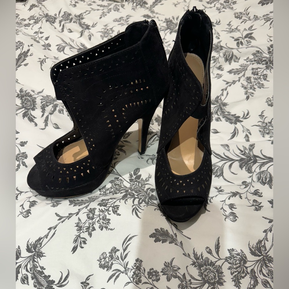 JUST FAB CUT OUT PEEP TOE HEELS